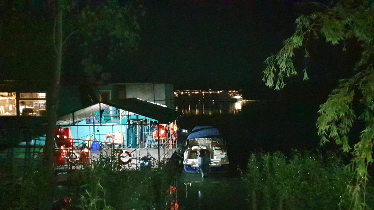 Hotel Restaurant Plutitor Delta Ways Nufaru Bagian luar foto